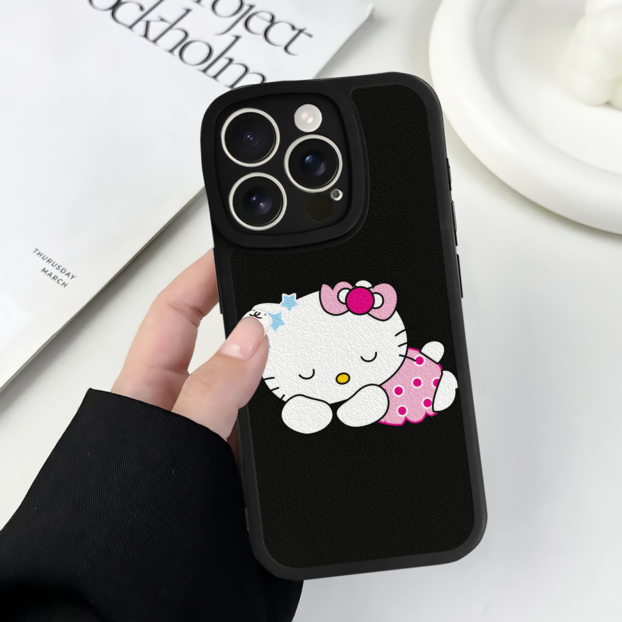 （画像用） Hello Kitty ハローキティ 【iPhone 16シリーズ対応】シリコンスマホケース（レザー調） 材質：シリコン
